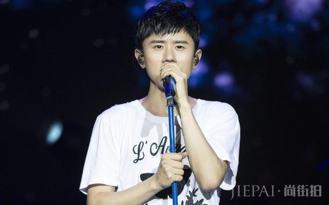 他曾是《快乐男声》亚军,却因女友殴打同届选手,惨遭公司雪藏