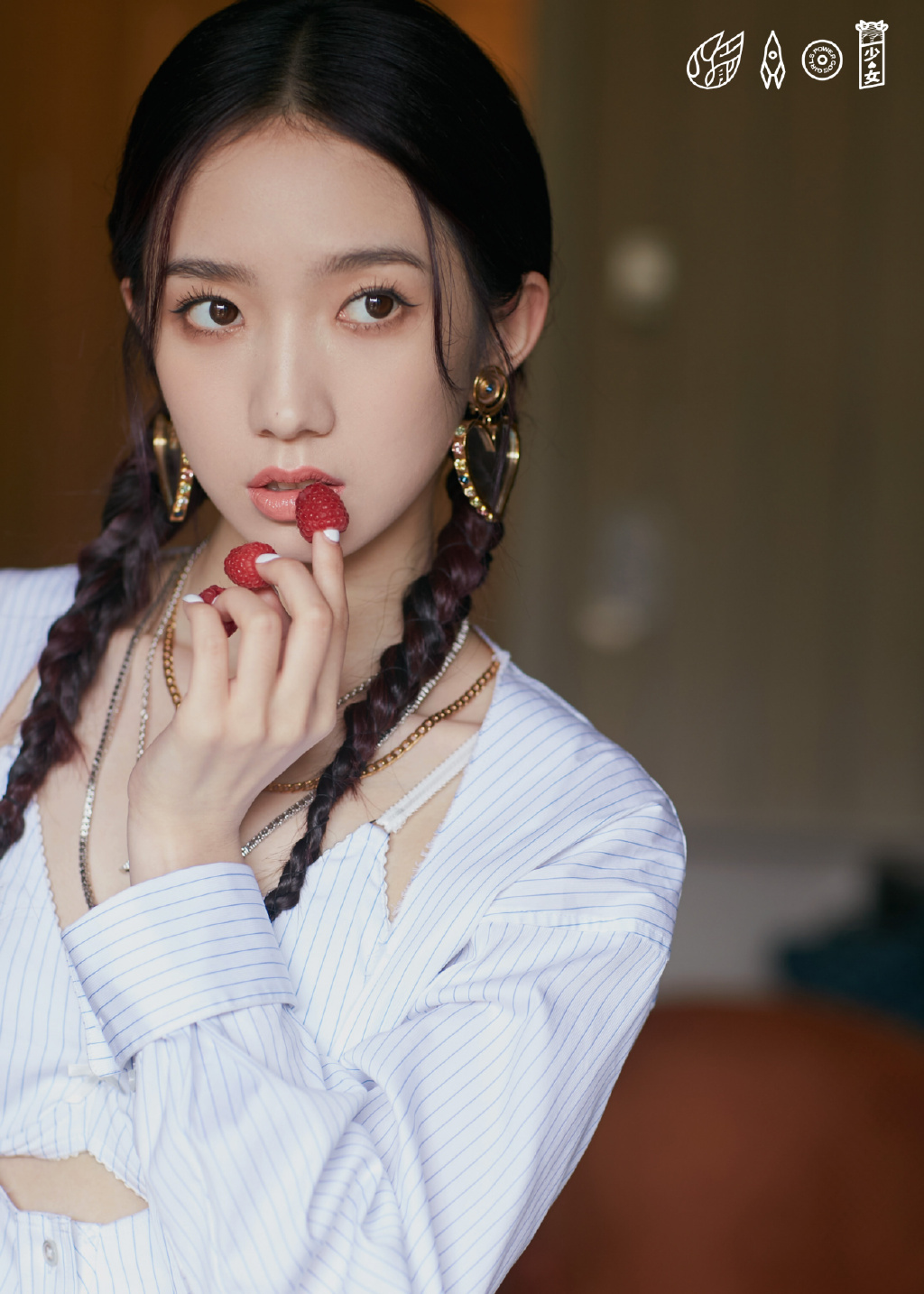 孟美岐双麻花辫青春活力图片