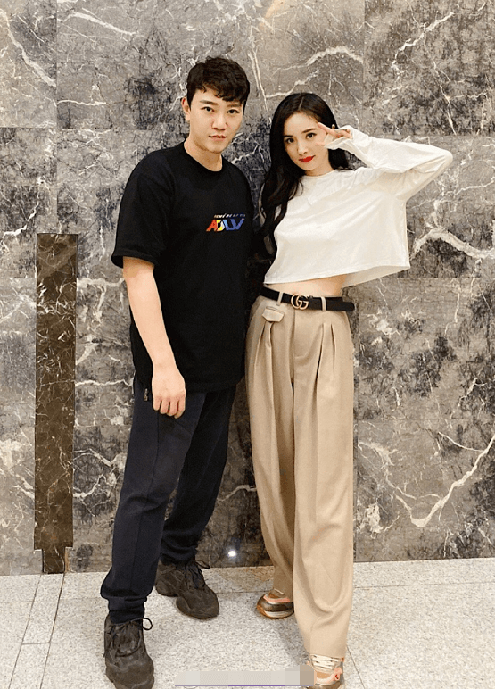 杨幂的腿为什么那么长?看看她的坐姿就知道了,拍照时赶紧学起来