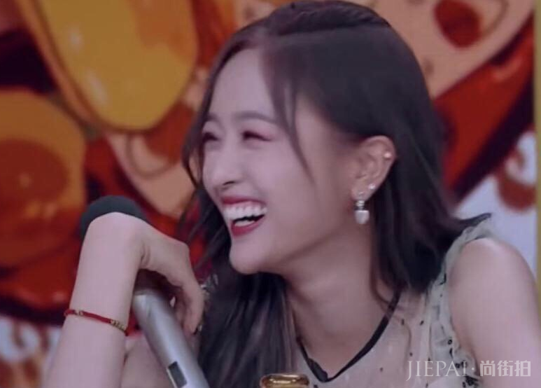 火箭少女又一成员黑料被扒,路边抽烟还乱扔烟头,大批粉丝脱粉