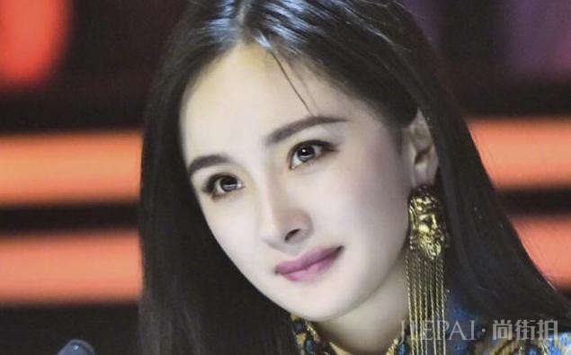 迪丽热巴也脸崩了?新节目开播法令纹遮不住,网友直呼:不扛老