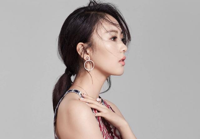 童谣与51岁老公完婚，爱情长跑超7年，终于收获幸福婚姻