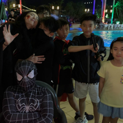 张柏芝晒万圣节装扮 与家人上演cos秀