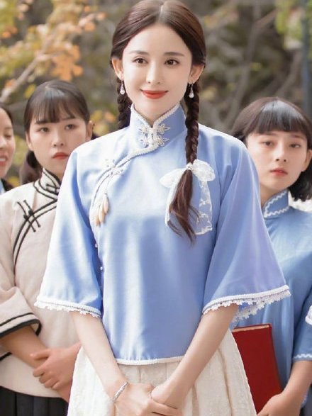 31岁阚清子撞上27岁娜扎,民国风少妇装与少女装大PK,到底谁赢了?