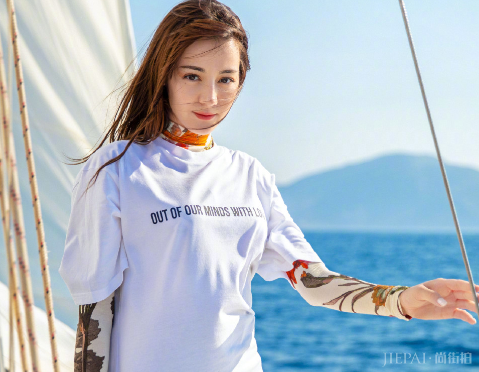 迪丽热巴坐船出海,看帅哥眼神直勾勾,大力拍手女神变女汉子!