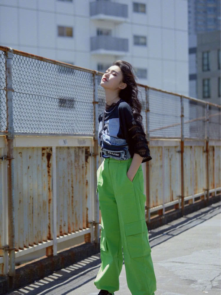林允越来越会穿,黑色拼接T恤配绿色工装裤帅气又不失清新感