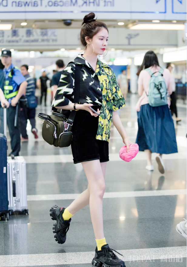 宋妍霏穿迷彩工装裤,搭配短衫气场十足