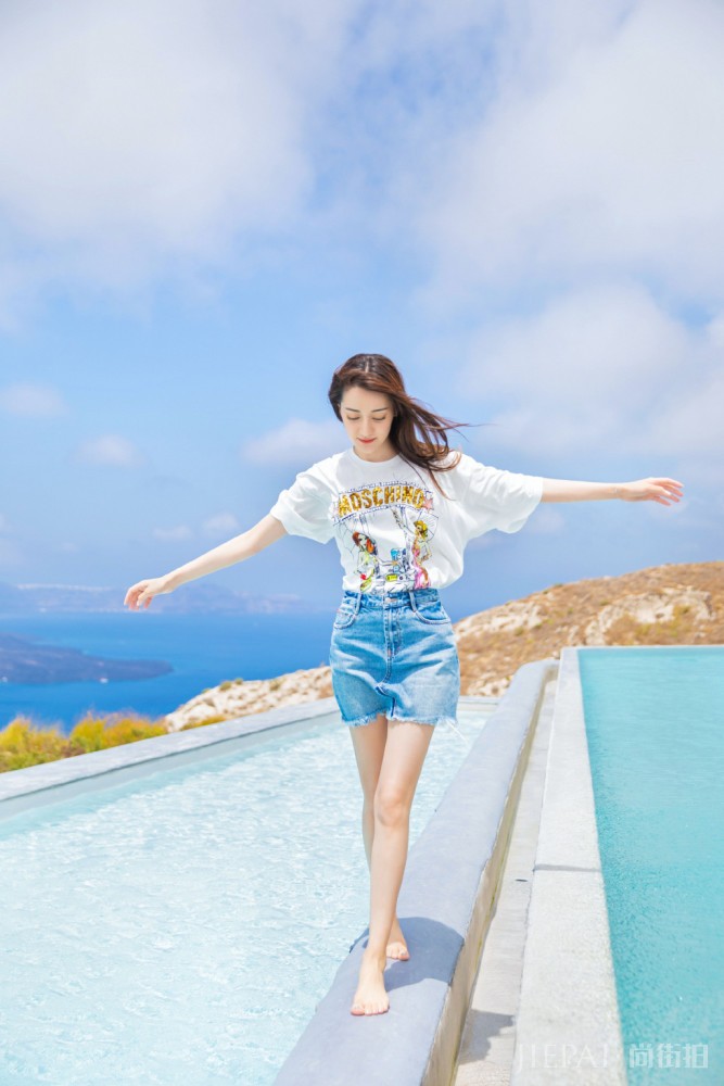迪丽热巴短袖搭配牛仔裙秒变18岁清纯少女，美腿成焦点
