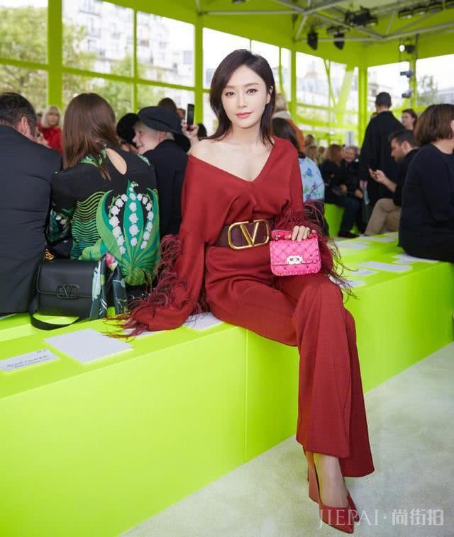 秦岚一身红比花还美,大V领秀出完美锁骨