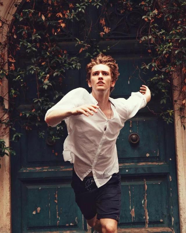 美得像天鹅的男孩,侧颜也同样惊世卓绝,这是什么人间绝色?