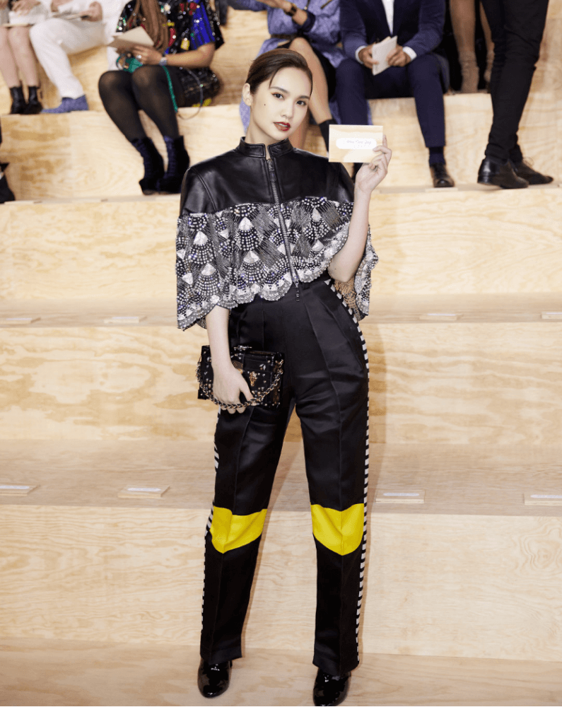 杨丞琳新造型穿皮质外套搭拼接色裤子,减龄时髦