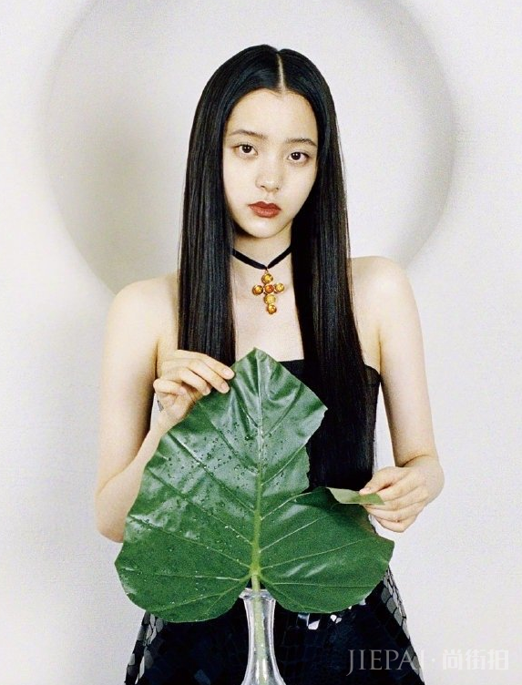 欧阳娜娜“眼屎妆”火了,女生很喜欢,直男却以为是“苍蝇腿”