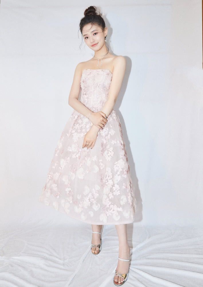 林允越来越会穿,黑色拼接T恤配绿色工装裤帅气又不失清新感