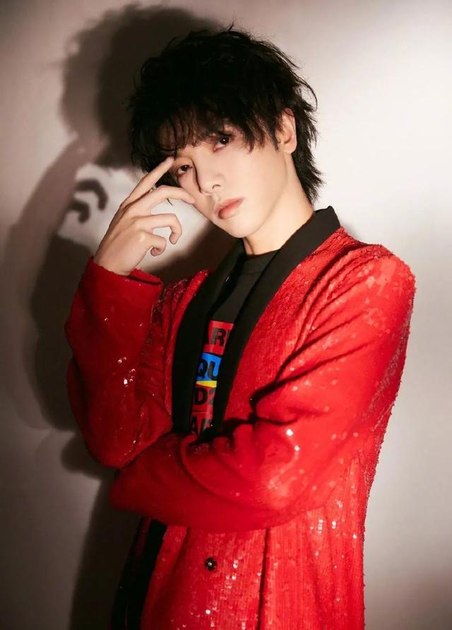 明星穿中国红谁最帅？肖战成儒雅公子，王一博炫酷，张艺兴最大胆