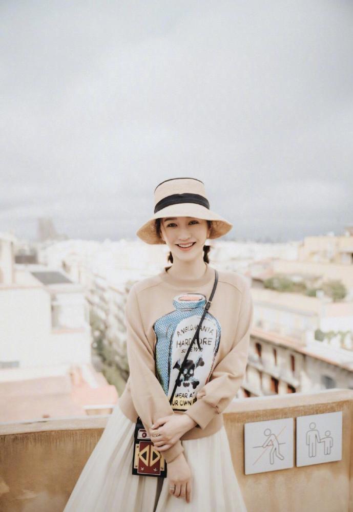 李小冉扎丸子头略显低调，身穿拼接色连衣裙优雅高贵