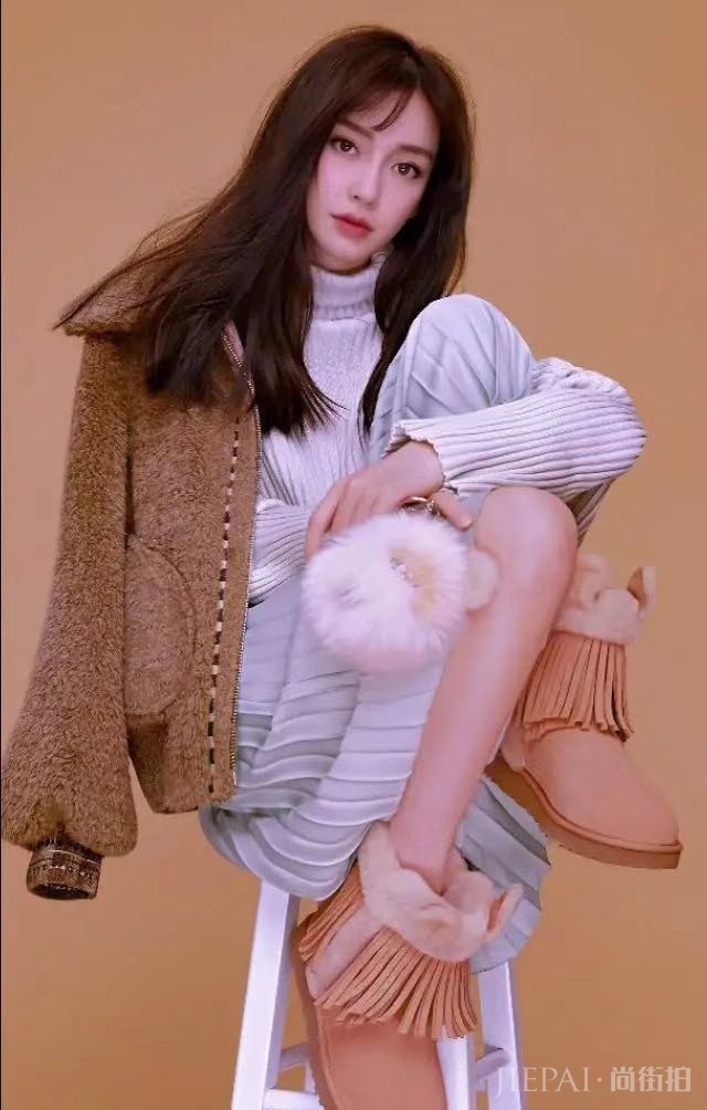 杨颖近照曝光,把脚放在板凳上,简直美到极致。