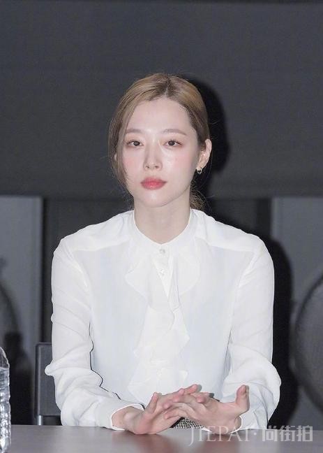 女星崔雪莉生前最后一次亮相,面对镜头笑得像朵花,让粉丝太心疼