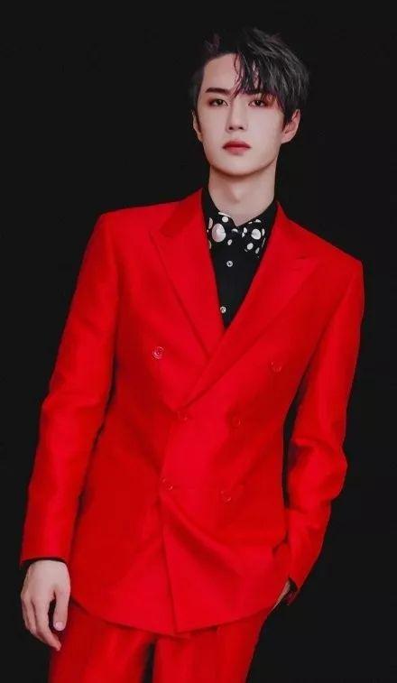 明星穿中国红谁最帅？肖战成儒雅公子，王一博炫酷，张艺兴最大胆