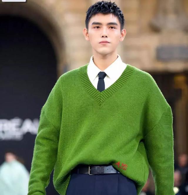 时装周女明星生图：郑爽瘦到眼睛凹陷，沈月玩突破，孟美岐成路人