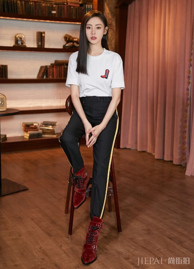 张天爱身材比例真好,看到她格纹休闲裤穿搭女生都酸了