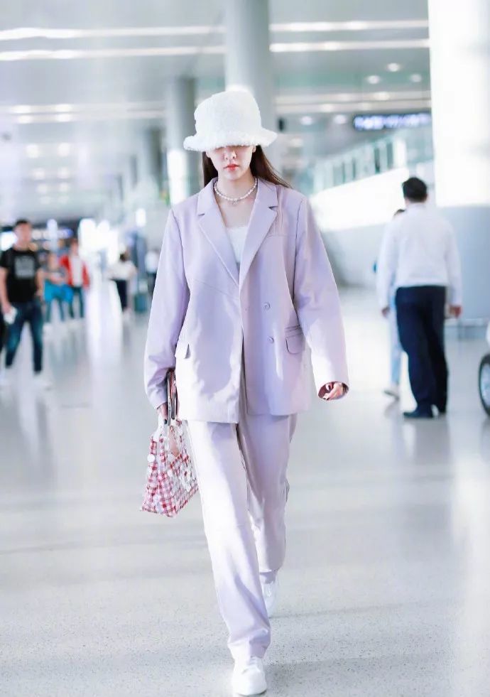 郑爽颜值变化有点大?江疏影的西装“借给”了这么多人