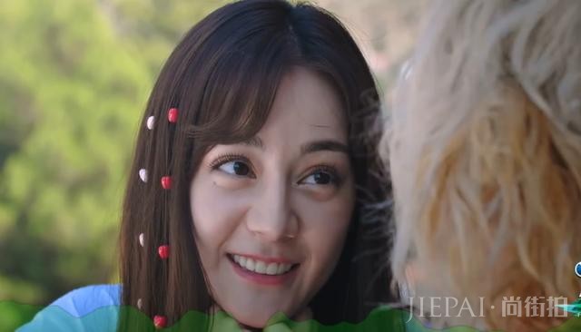 迪丽热巴也脸崩了?新节目开播法令纹遮不住,网友直呼:不扛老