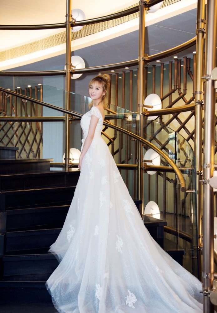 吴宣仪玩下衣失踪，穿灰色卫衣戴毛呢渔夫帽呆萌又可爱