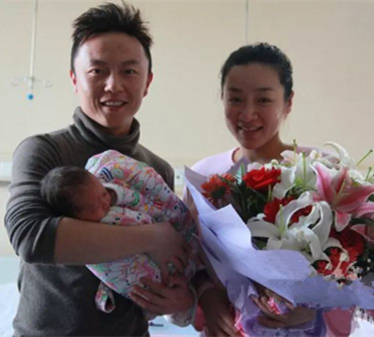 圣姑何彦霓生活照清新自然，穿搭休闲时尚