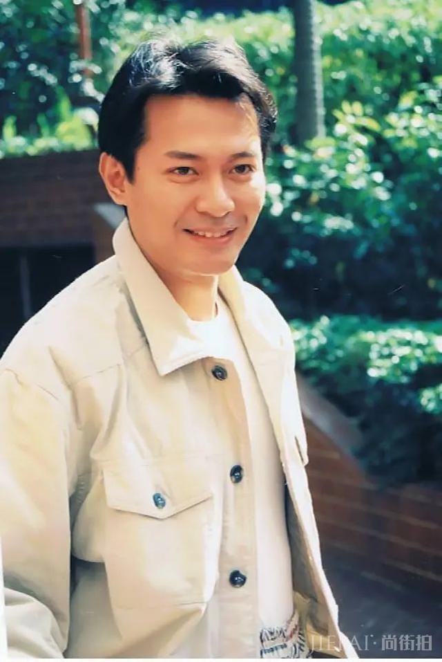 江华27年婚姻恩爱如初,64岁妻子当小女人穿着性感,他秒成小迷弟