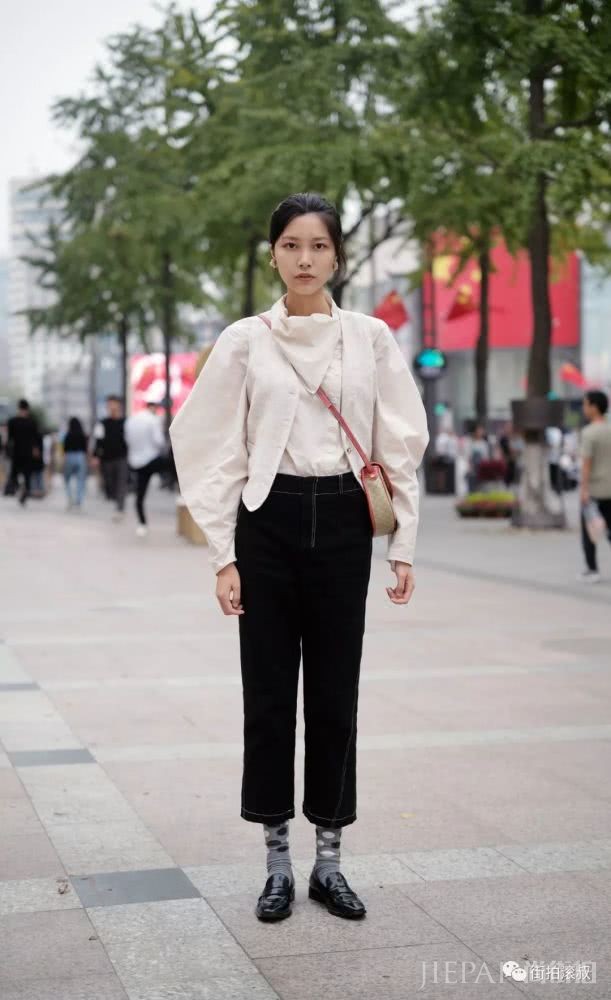 杭州街拍：衣服多一件，变化增三分，好看的秋装又来了
