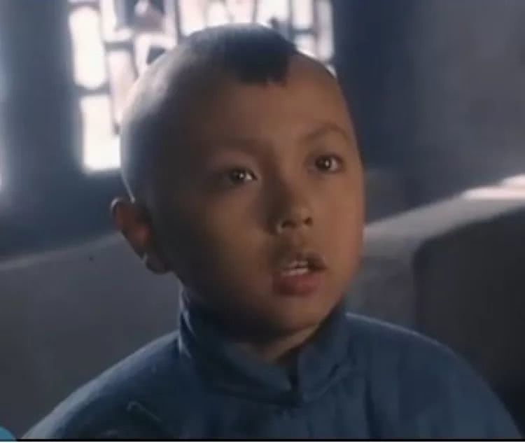 圣姑何彦霓生活照清新自然，穿搭休闲时尚