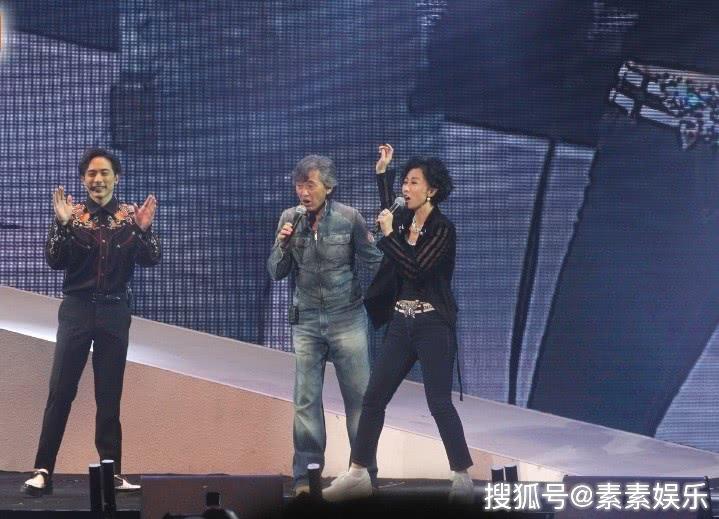 叶倩文庆祝58岁生日,和90岁老母亲一起露面,手捧鲜花真年轻