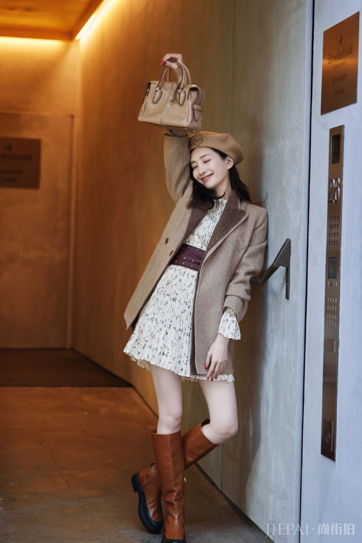 江疏影初秋街拍 白毛衣搭配皮裤随性又时髦