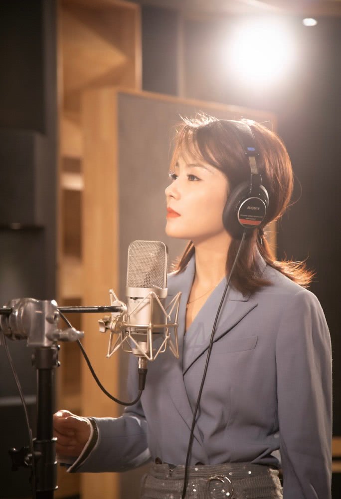 刘涛穿西装配亮片长裤,显高还个性十足