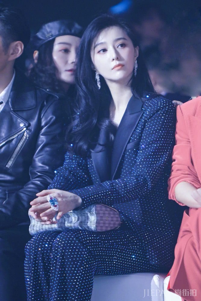 范冰冰复出后再度惊艳众人,烫钻西装配长裤颜值回春气场仍似女王