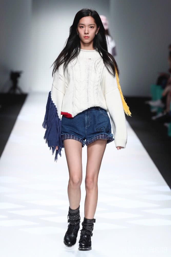 庄达菲穿斜肩轻纱裙现身釜山电影节,优雅甜美