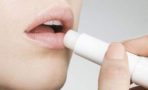 换季嘴巴起皮，化妆都成“灾难”？记住3点，让你拥有“少女唇”