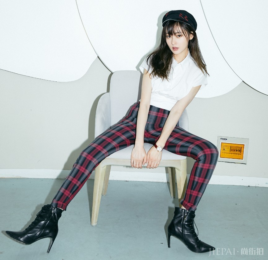 张天爱身材比例真好,看到她格纹休闲裤穿搭女生都酸了