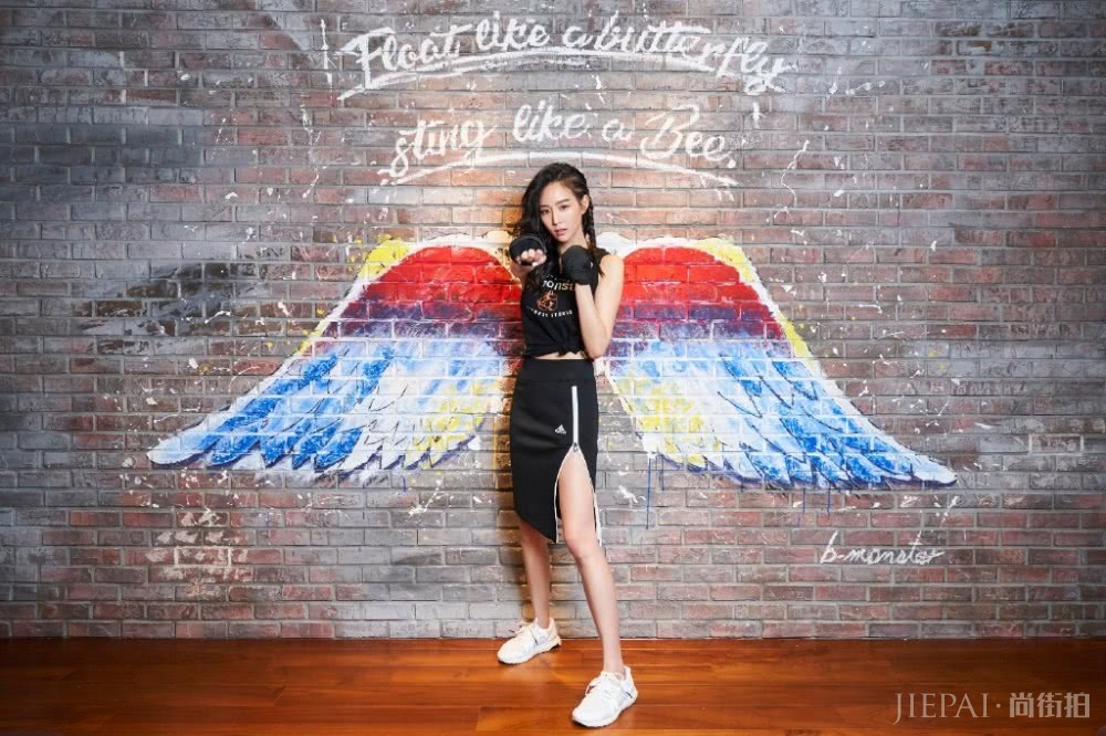 张钧甯穿露脐装配开叉半身裙,戴拳击手套帅呆了