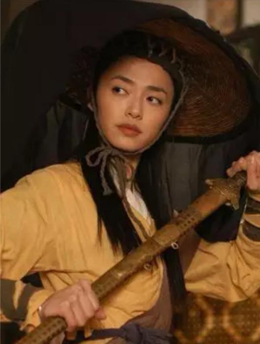 白鹿时尚杂志美图曝光,古风装扮侠气十足,从城市女孩变江湖侠客