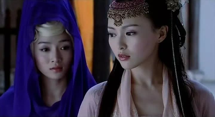 圣姑何彦霓生活照清新自然，穿搭休闲时尚