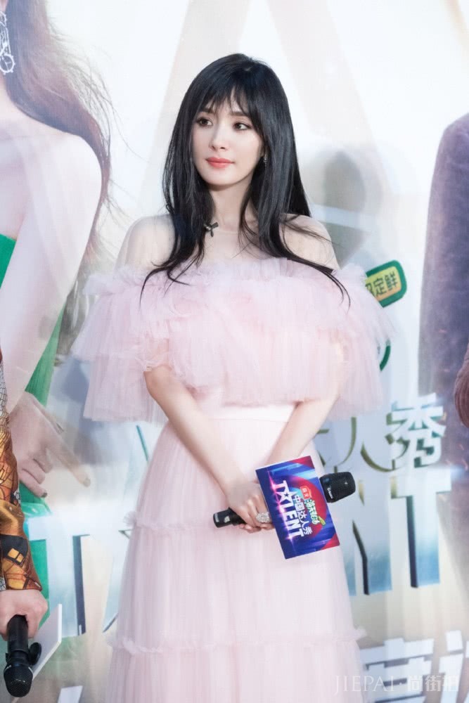 杨幂新发型配粉色轻纱裙现身活动,清纯甜美重回18岁