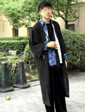 李诞凭什么能娶到黑尾酱?当看到他大学照片,网友:第二个蔡徐坤