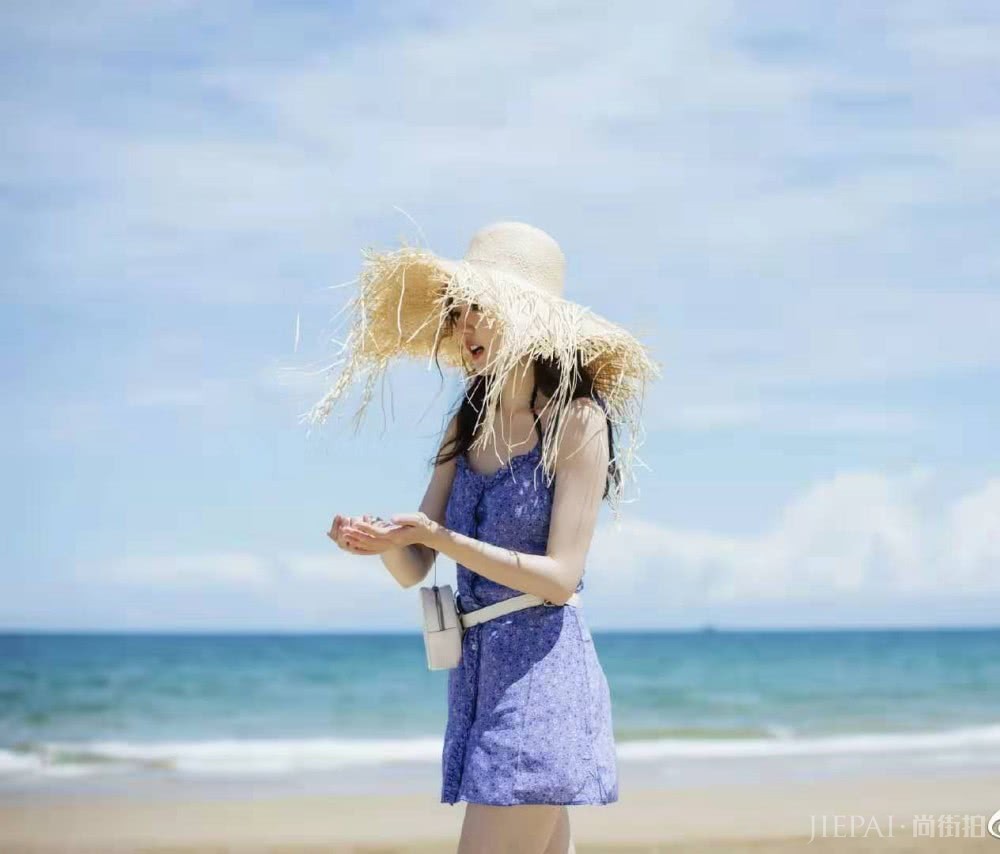 徐璐与张铭恩三亚游玩,穿吊带碎花裙甜美,还与关晓彤撞款不撞色