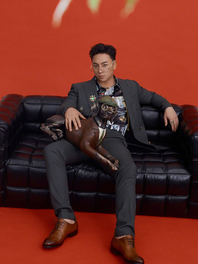 释小龙晒最新图片，西装搭配宝石胸针绅士又贵气