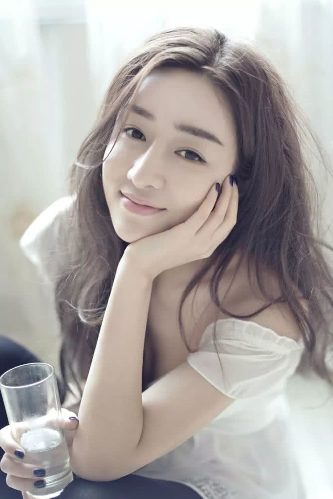 圣姑何彦霓生活照清新自然，穿搭休闲时尚