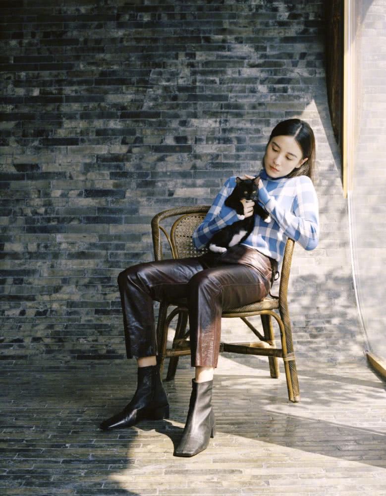 宋佳一身白色套装张扬高贵,美得霸气十足