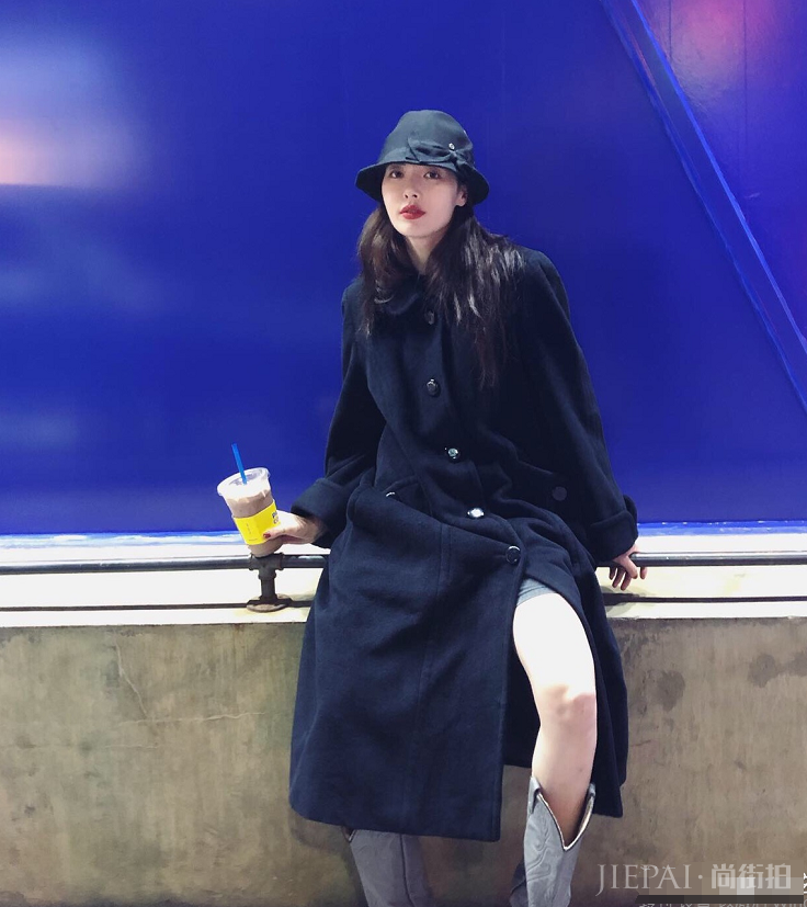 女生穿衣尽量别穿打底裤+大衣，看金泫雅的穿法好看还有气场
