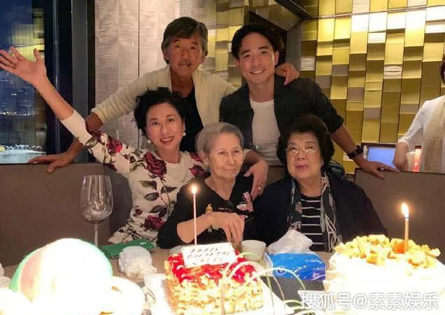 叶倩文庆祝58岁生日,和90岁老母亲一起露面,手捧鲜花真年轻