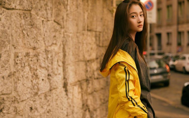 关晓彤穿T恤配男友风短裤,露小腿看呆网友:真“竹竿腿”